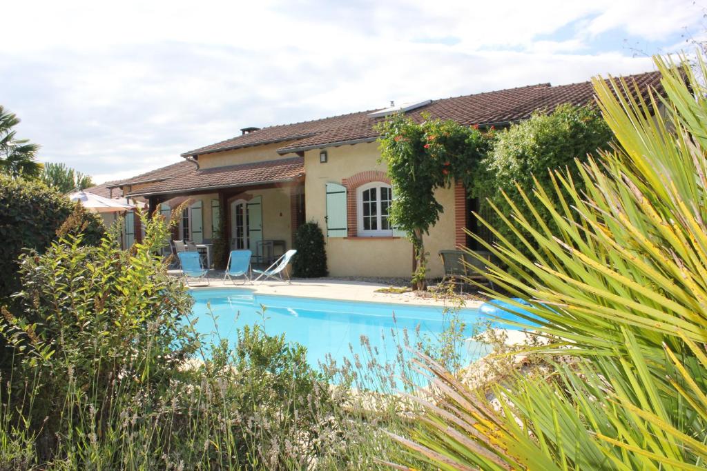 una casa con piscina frente a ella en Les sittelles, en Gaillac