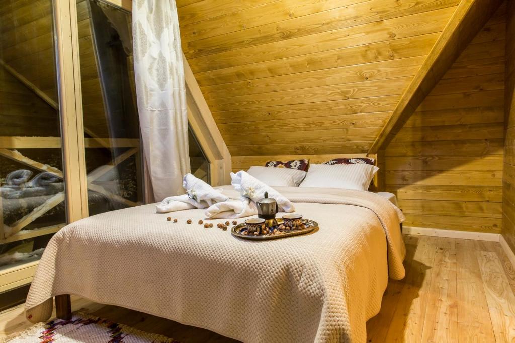 Un dormitorio con una cama con una bandeja encima. en Domek w górach, en Kościelisko