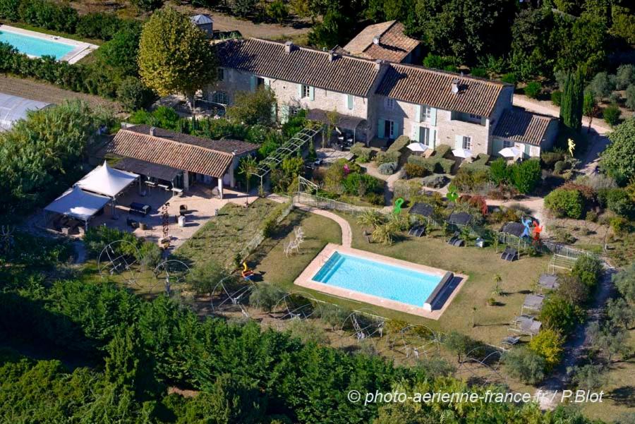 una vista aérea de una casa con piscina en Mas des Figues #PhilippeArtist #bio-organiccertified #potagerbio #huiledolivebio #mediterraneandietbrunch #farmtofork #homemadecooking #biodiversity #roseraie #ecologicalgarden #agritourism #ecotourism #farmstay #guesthouse #saintremydeprovence #Alpilles, en Saint-Rémy-de-Provence