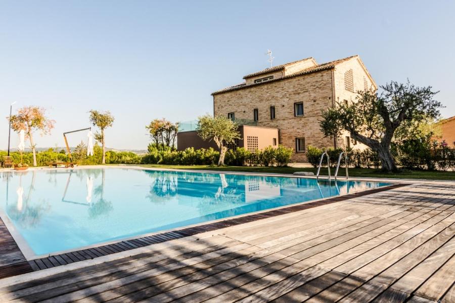 a large swimming pool in front of a building at FUTURA COUNTRY HOUSE in Monte Roberto