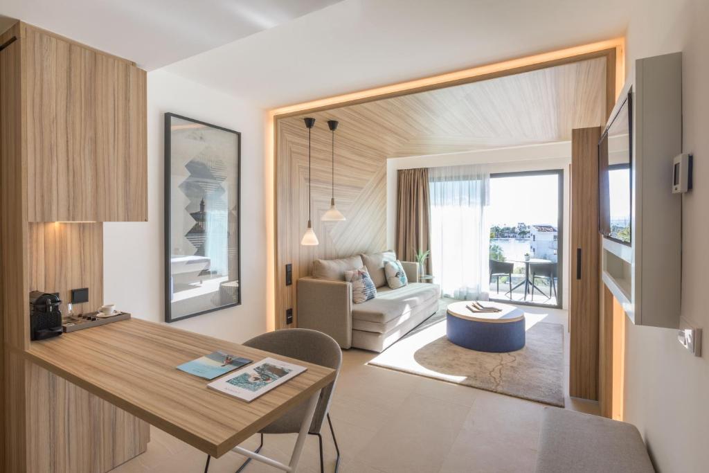 A television and/or entertainment centre at Bordoy Alcudia Port Suites - Adults Only