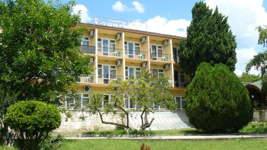 un edificio con árboles delante de él en Hotel Briz 3 - Free Parking, en Varna