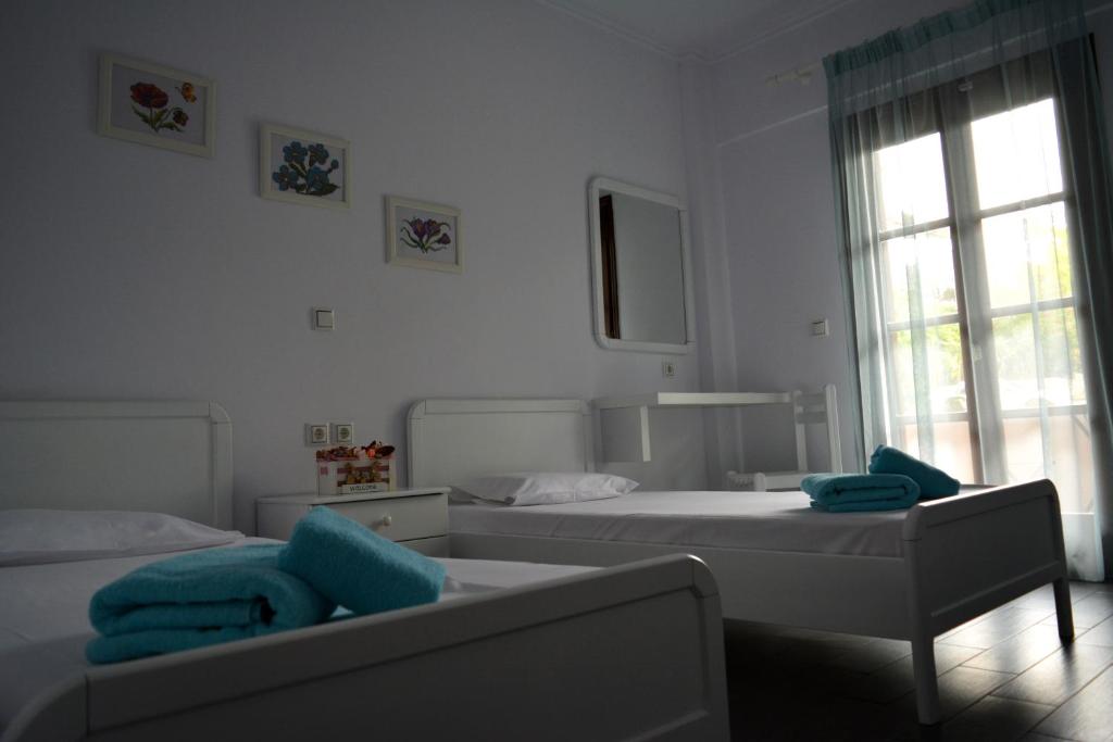 Łóżko lub łóżka w pokoju w obiekcie Hotel Theopisti
