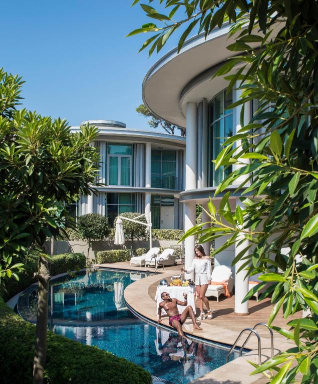 Bazén v ubytování Calista Luxury Resort nebo v jeho okolí