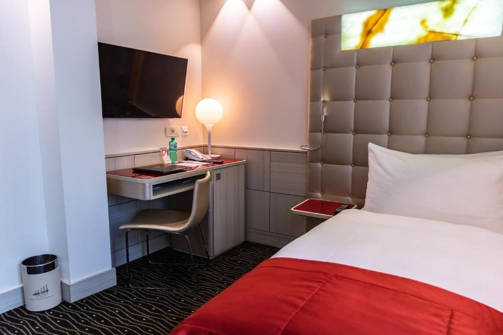 a hotel room with a bed and a desk at Hotel St.Gotthard in Zürich