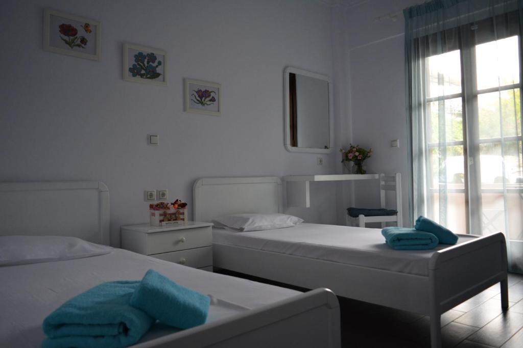 Łóżko lub łóżka w pokoju w obiekcie Hotel Theopisti
