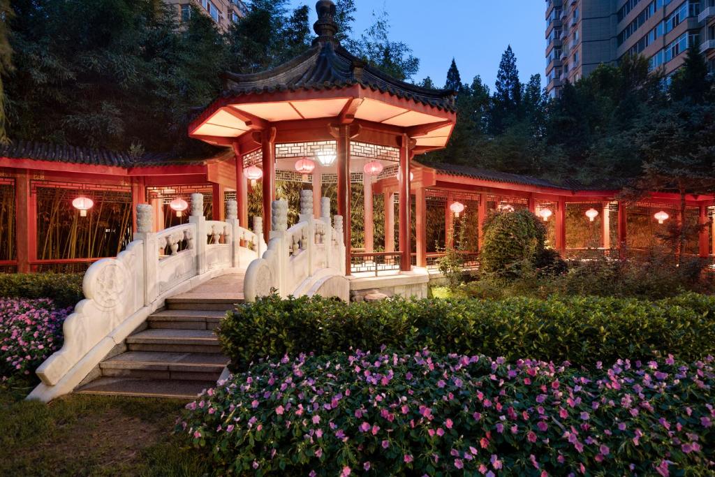 北京市にあるシャングリラ ホテル 北京の花の庭園内の展望台