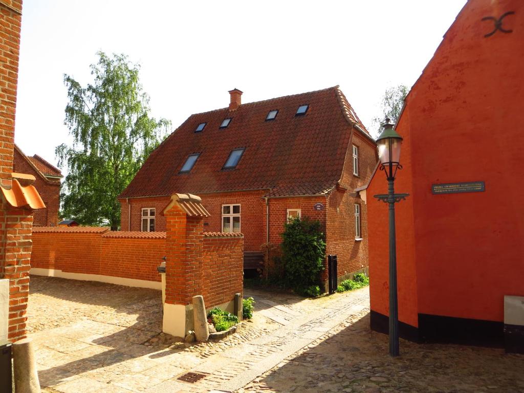 un grupo de casas de ladrillo con una luz de la calle delante en Klosterpensionen, en Viborg