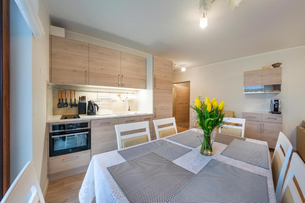Apartamenty Sun & Snow Kołobrzeg Resorts z basenem - One-Bedroom Apartment With Forest View