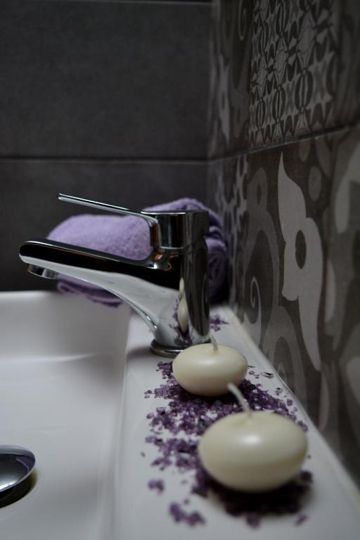 zlew w łazience z kranem na zlewie w obiekcie Hotel Theopisti w mieście Uranupoli