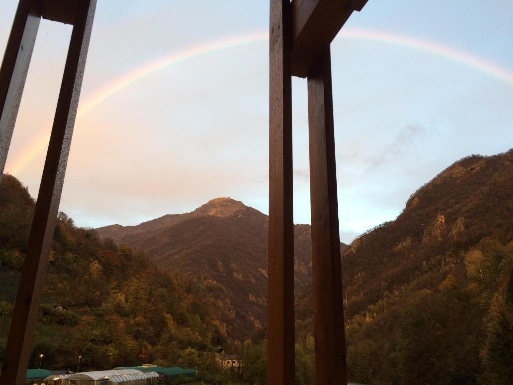Nespecifikovaný výhled na hory nebo výhled na hory při pohledu z hotelu