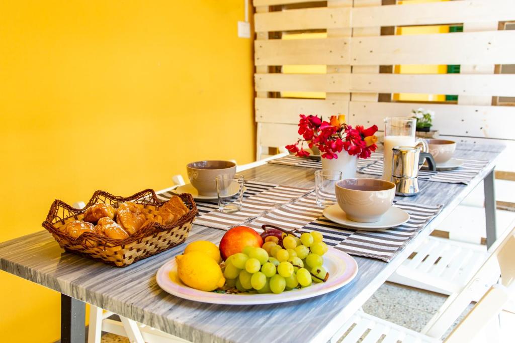 una mesa con platos de fruta encima en Casa Donatella, en Montecchio
