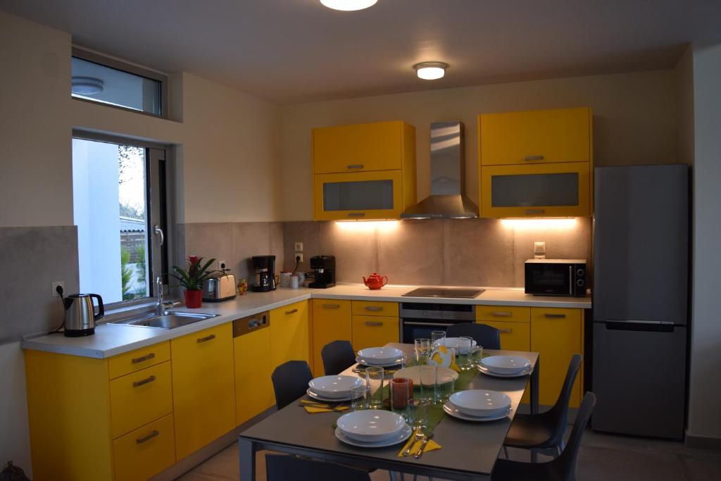 Kuchyň nebo kuchyňský kout v ubytování Three Stars Luxury Villas