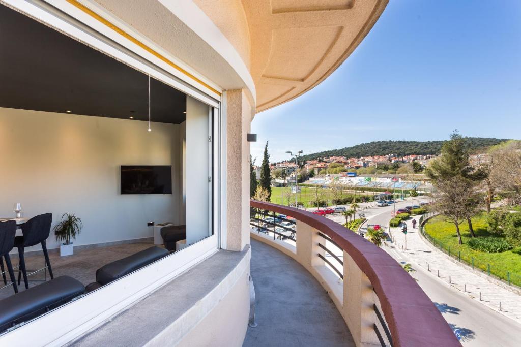 uma varanda com vista para uma rua em New Apartment ParkView/CityView em Split