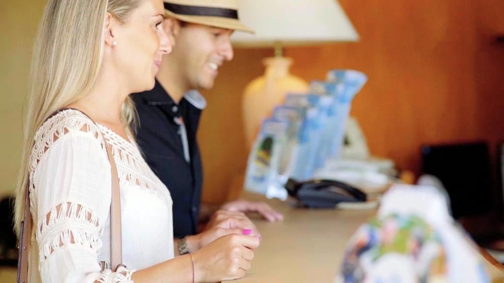 een man en een vrouw aan een tafel bij TURIM Presidente Hotel in Portimão