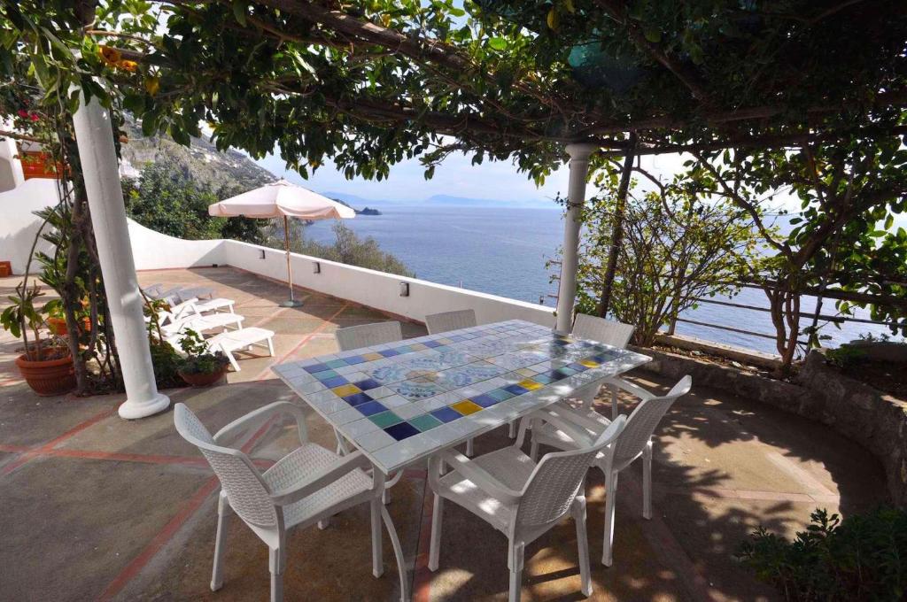 una mesa y sillas con vistas al océano en Casa Umberto I, en Praiano