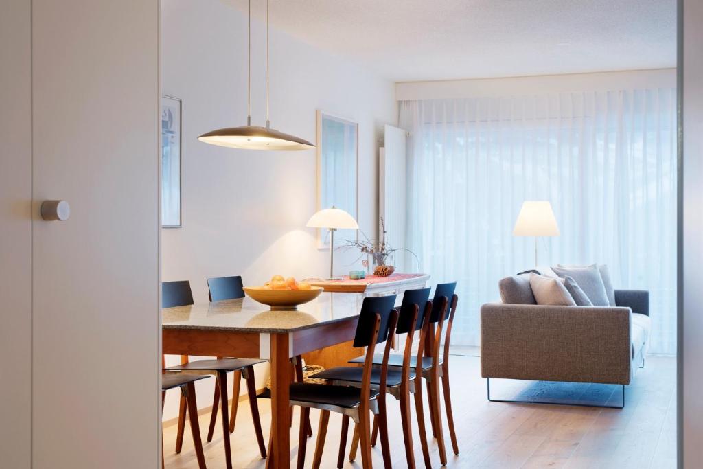 a kitchen and dining room with a table and chairs at Haus-Ascot-Zermatt in Zermatt