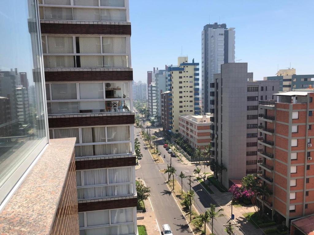 una vista aérea de una ciudad con edificios altos en Apartamento Central Super Localização, en Torres