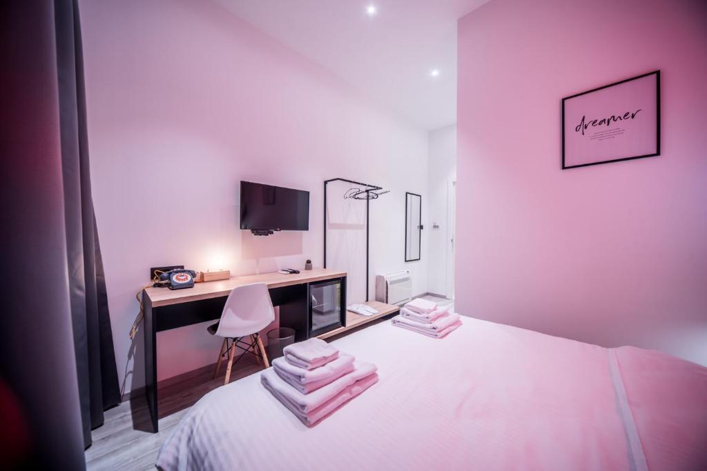 Postel nebo postele na pokoji v ubytování Hotel Marienplatz Podgorica