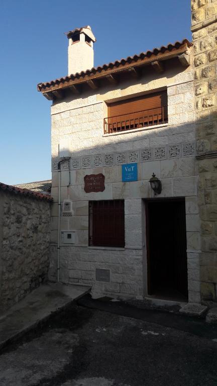 a stone building with a door and a window at El Templete de San Miguel in San Miguel de Bernúy