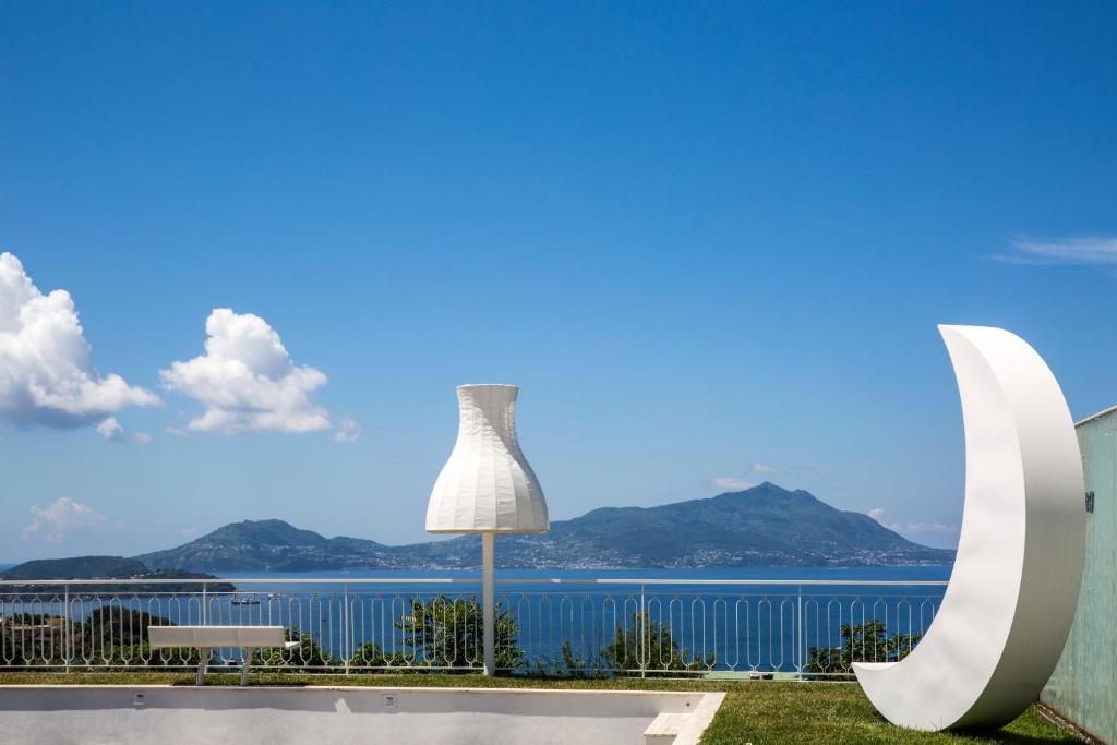 uma vista para a água a partir de um edifício com uma lâmpada em Al Chiar di Luna em Monte di Procida