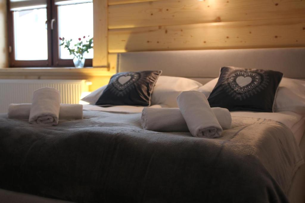 un grande letto con due cuscini sopra di Apartamenty i pokoje u Klimka a Zakopane
