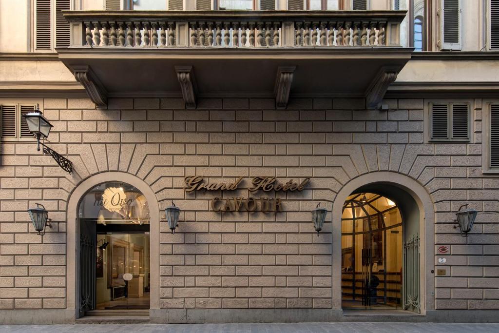 un negozio di fronte a un edificio con due archi di Grand Hotel Cavour a Firenze