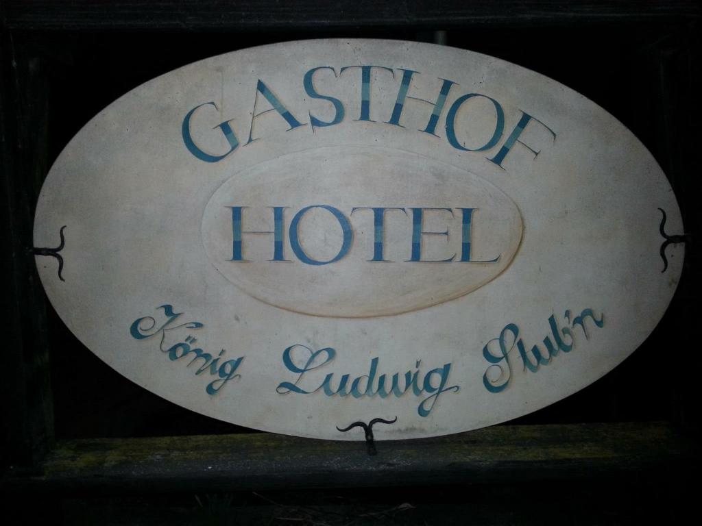 Ein Schild, auf dem steht, dass Casey-zoit Hotel sitzt und weiterentwickelt in der Unterkunft König Ludwig Stub´n in Prien am Chiemsee