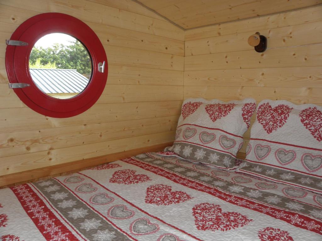 Postel nebo postele na pokoji v ubytování Provence Roulottes