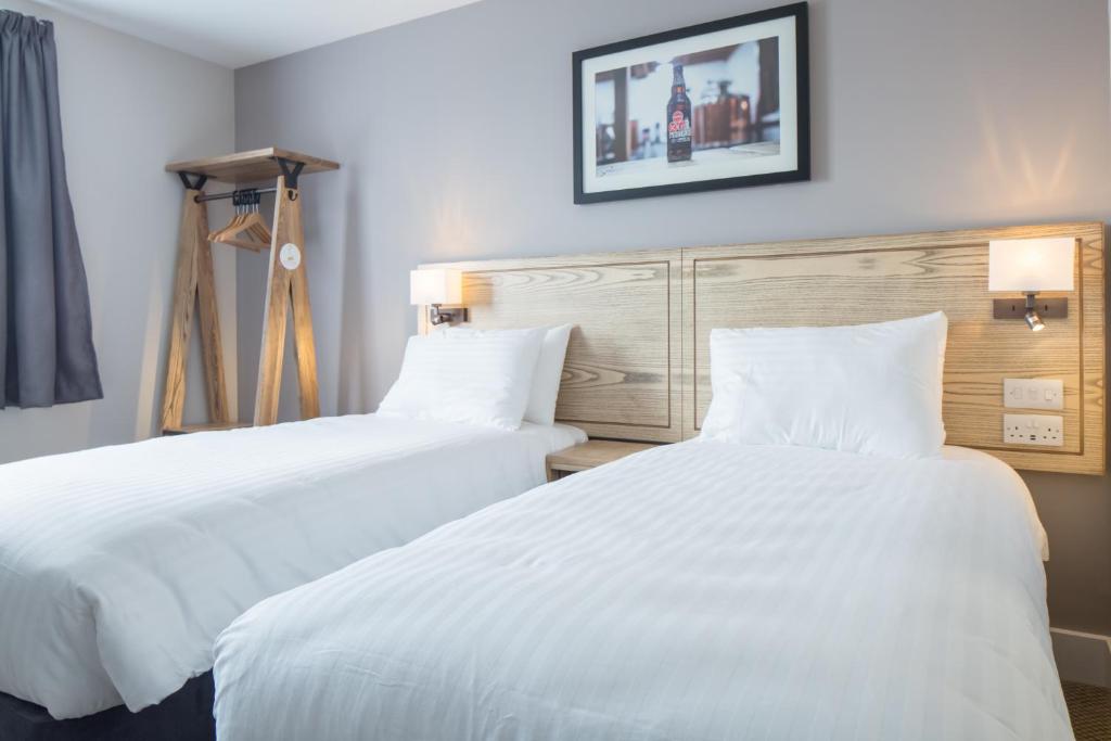 Cama ou camas em um quarto em Green Lodge, Wirral by Marston's Inns