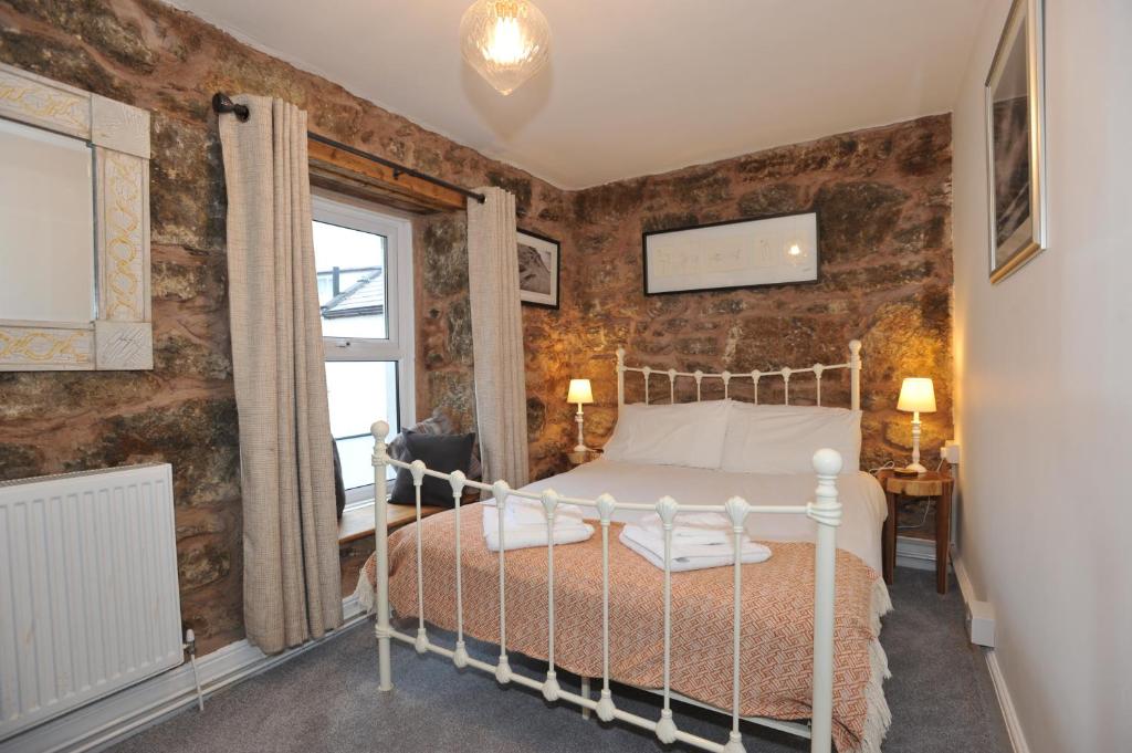 Un pat sau paturi într-o cameră la Sea View Guest House