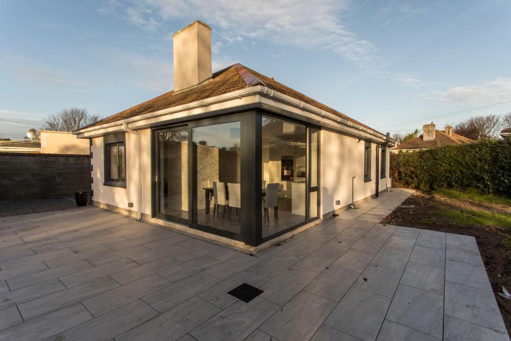 una extensión a una casa con puertas de cristal en un patio en Killester Self Catering Cottage en Dublín