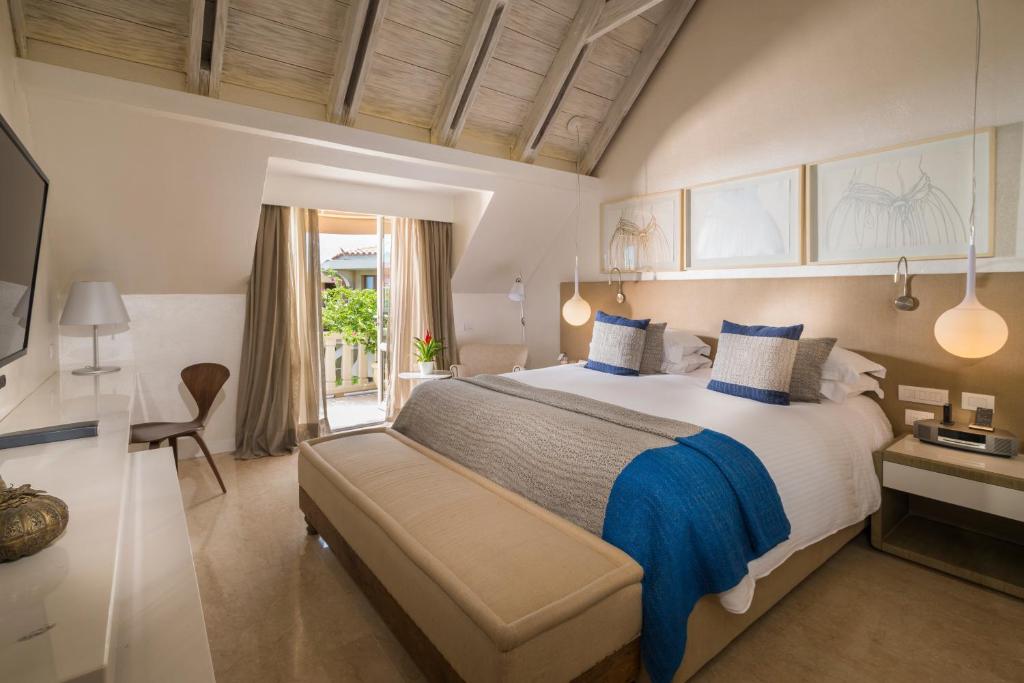 Postel nebo postele na pokoji v ubytování Sofitel Legend Santa Clara Cartagena
