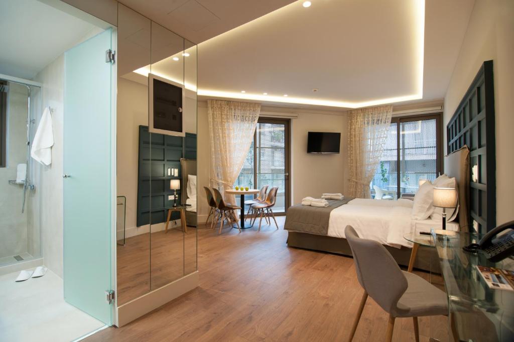 TV a/nebo společenská místnost v ubytování Athens Platinum Rooms and Suites