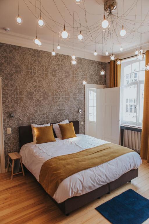 a bedroom with a large bed in a room at Découverte in Ieper