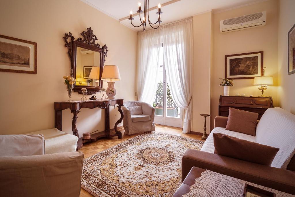 a living room with a bed and a mirror at Casa di Gioia in Verona