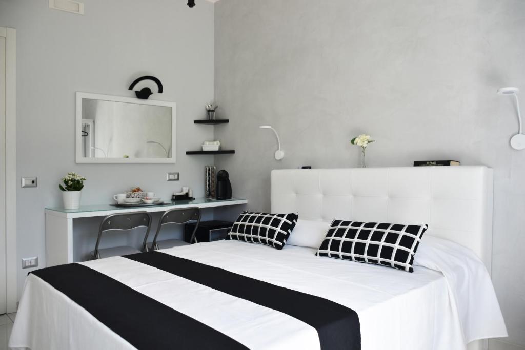 Postel nebo postele na pokoji v ubytování Costantino Suites