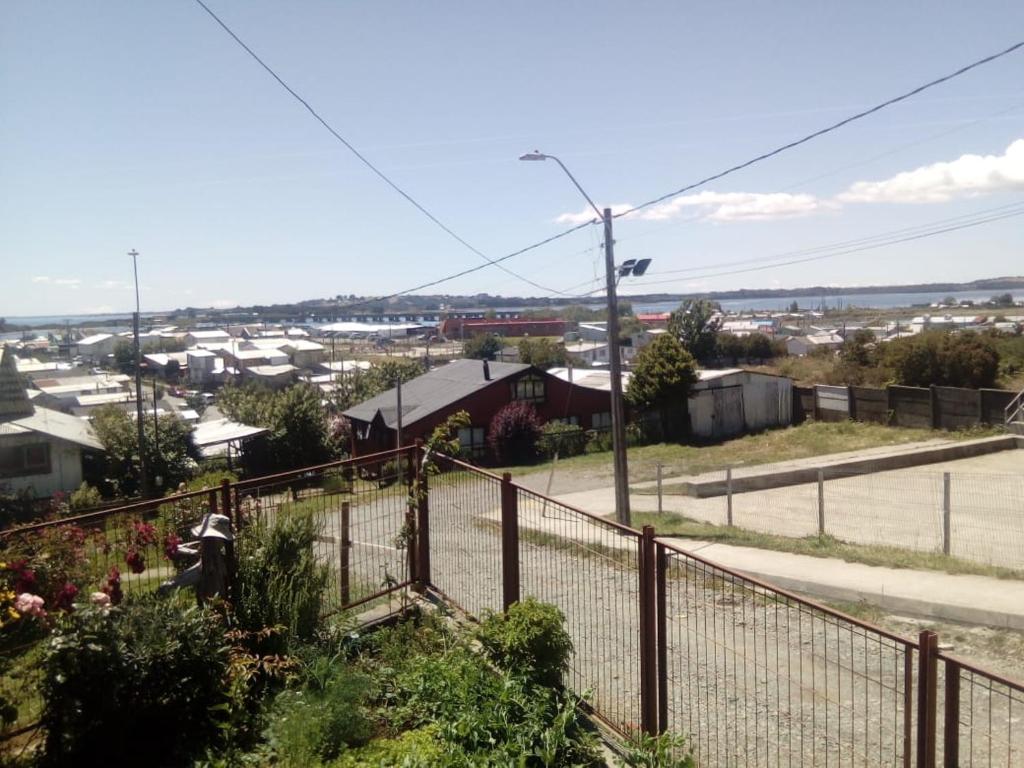 uma vista para uma cidade a partir do topo de uma colina em Esencia Chilota em Ancud