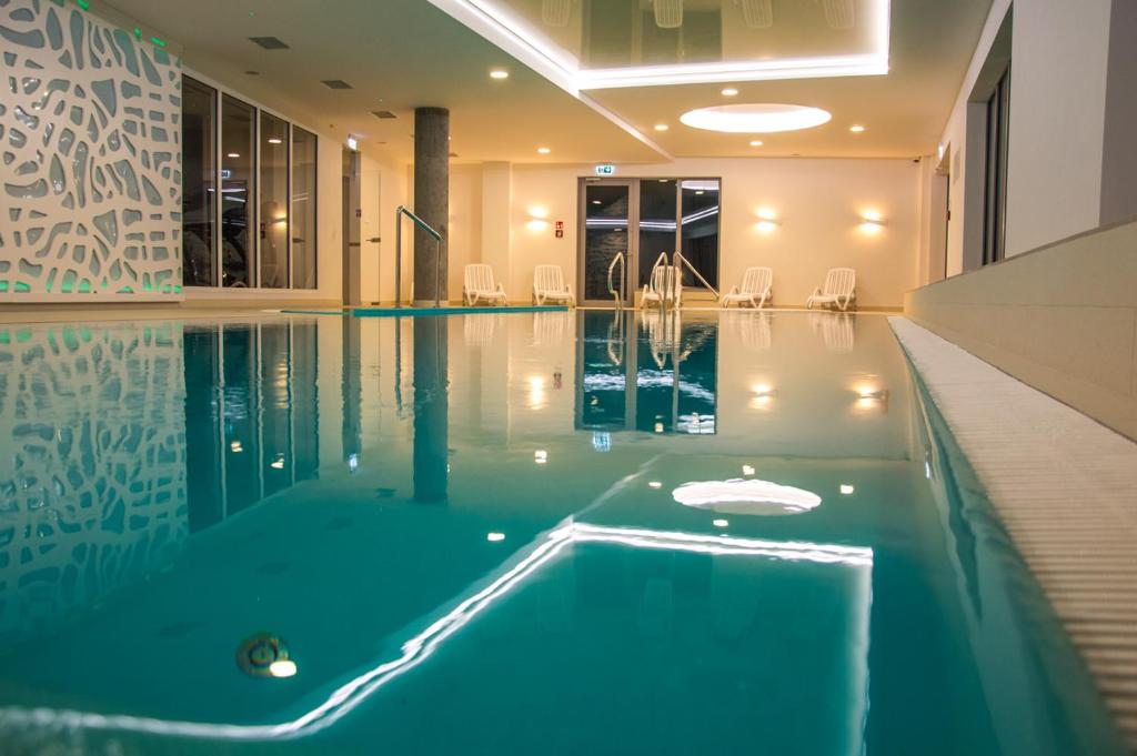 Bazén v ubytování WaterLane Island Hostel&Apartments nebo v jeho okolí