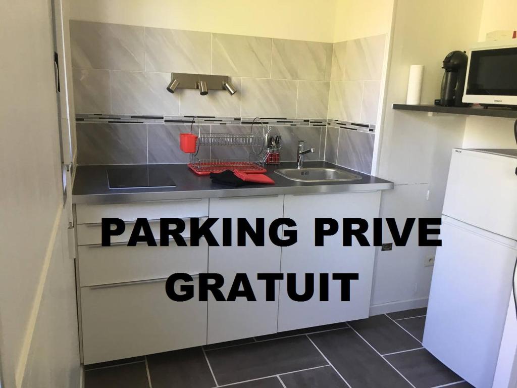 ヴィルールバンヌにあるStudio Richelieu 1 et son parking privéのキッチン(シンク付)、駐車場の利用に感謝の意を表す看板