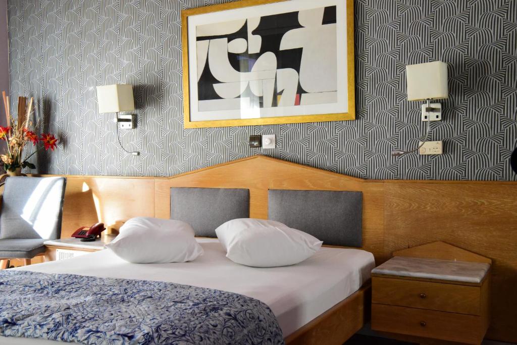 Postel nebo postele na pokoji v ubytování Eva Hotel Piraeus
