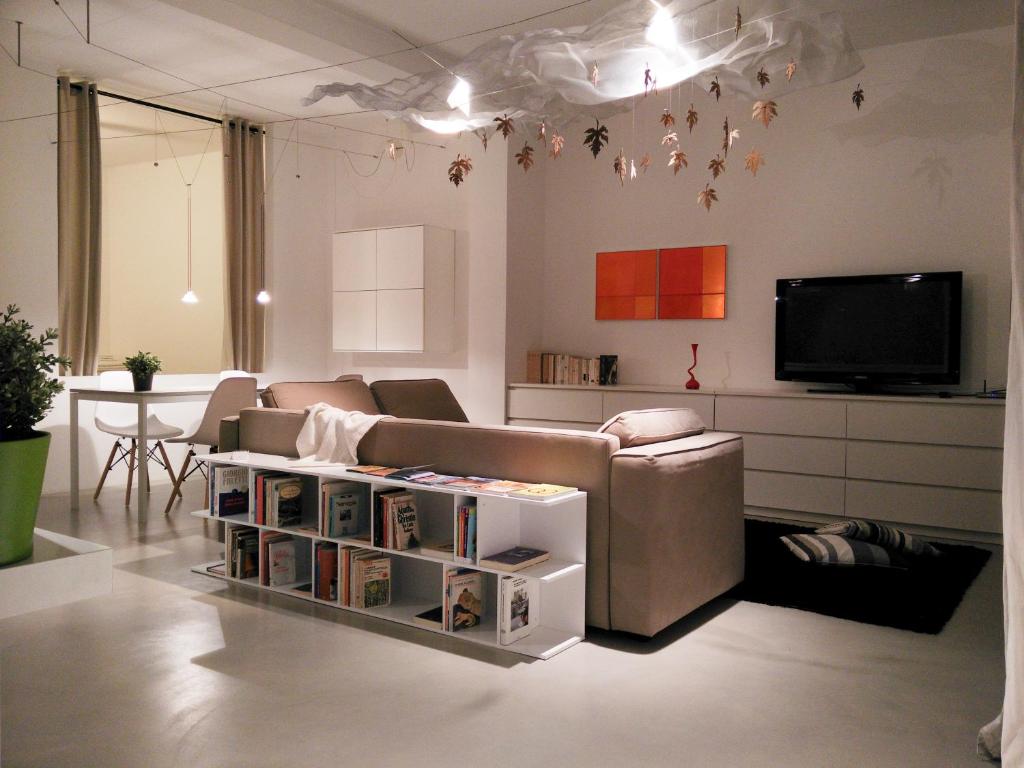 sala de estar con sofá y TV en Un Open Space in Centro Storico, en Rímini