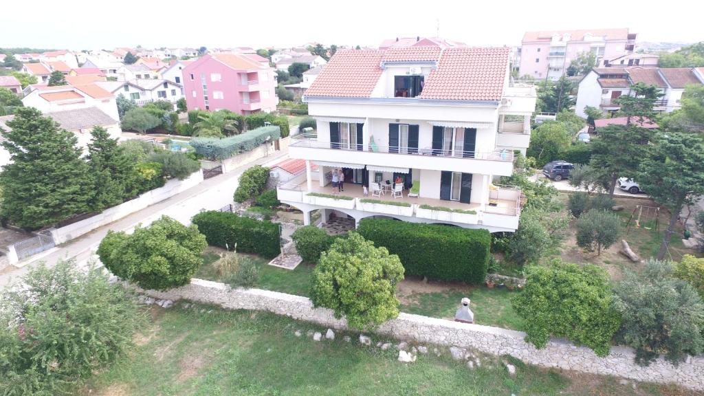 una vista aérea de una casa con patio en Apartment House Nono, en Povljana