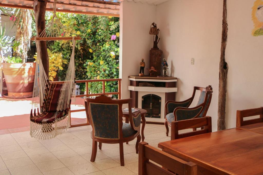 sala de estar con mesa, sillas y chimenea en Maytenus Galapagos, en Puerto Ayora