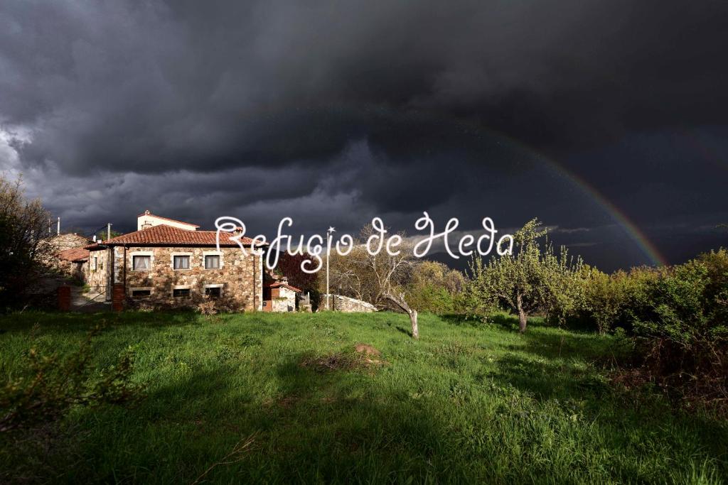 Ein Regenbogen über einem Haus in der Unterkunft Casa Rural Refugio de Heda in San Bartolomé de Tormes