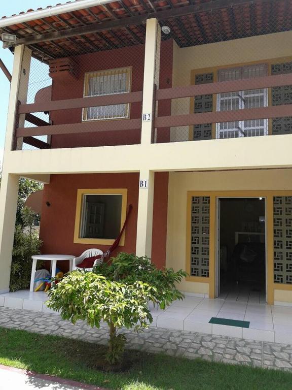 a building with a tree in front of it at condomínio Amanda travassos in Jaguaribe