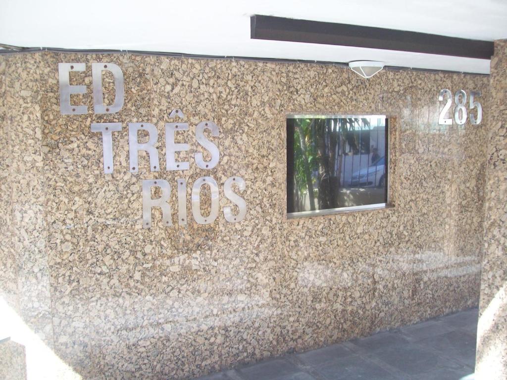  KITINETI A 200 M DA PRAIA DO FORTE -PRÉDIO TRÊS RIOS