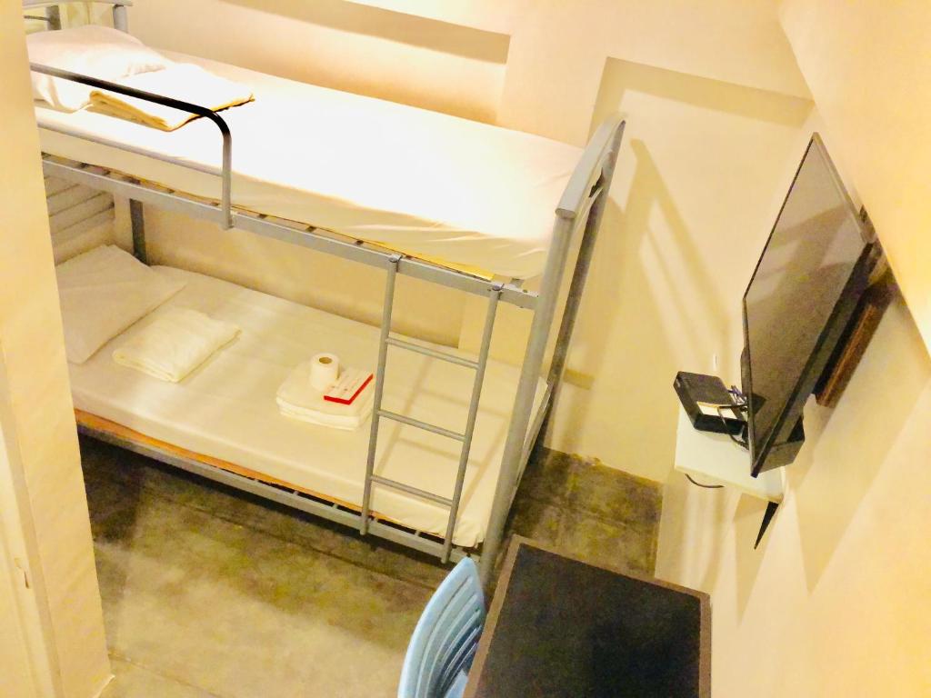 Postel nebo postele na pokoji v ubytování Hometown Hotel - Lacson Bacolod