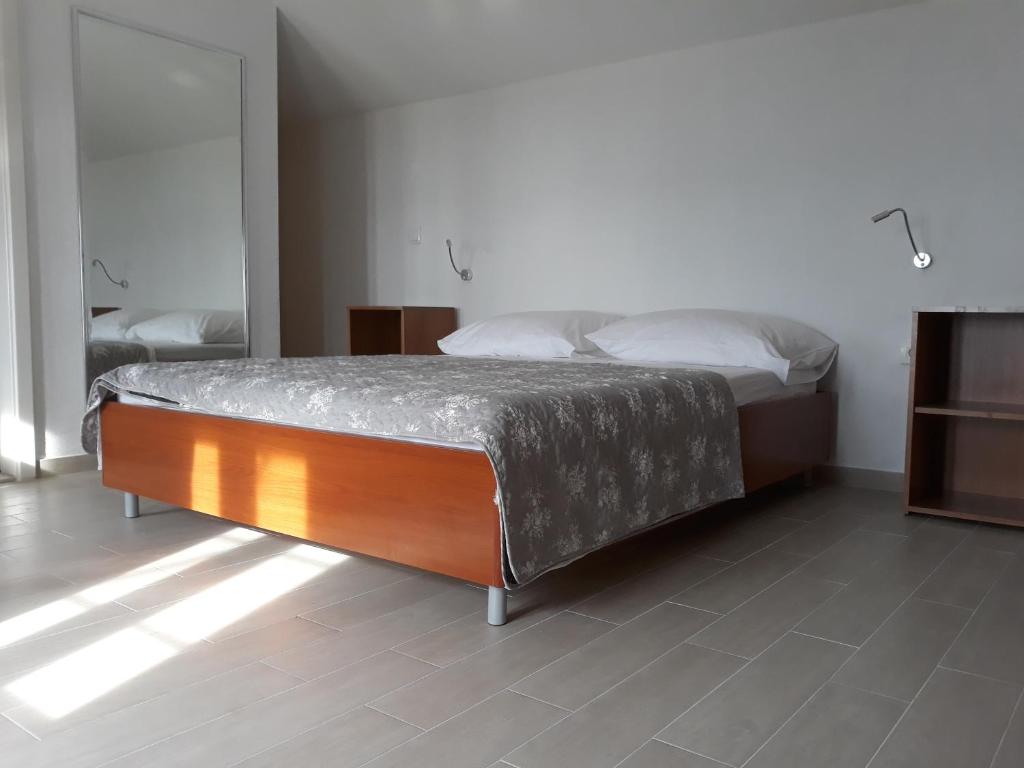 una camera con letto e struttura in legno di Kuća za odmor Slavija a Orebić (Sabbioncello)