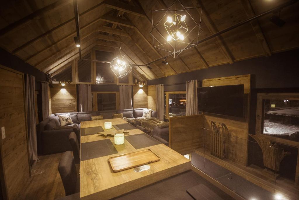 オロンにあるLa Grange d'Aur - Place d'Auronのテーブルのあるリビングルームの俯瞰図